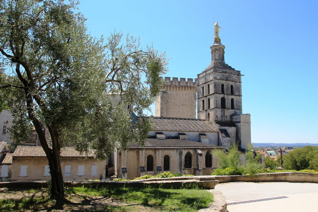 La Basilique Notre Dame des Doms étape dans mon itinéraire à pied