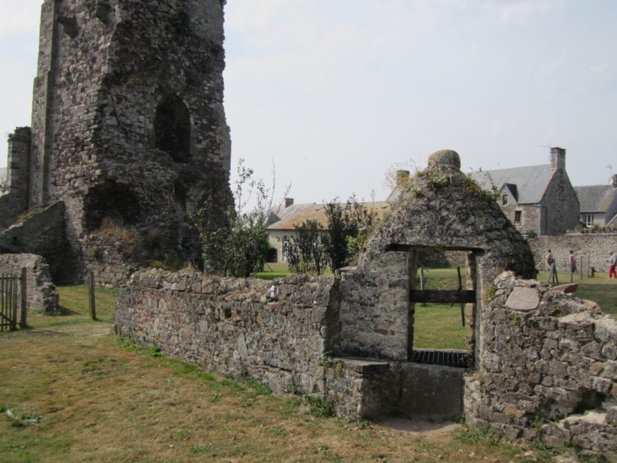 Vestiges du château de Regneville en Normandie