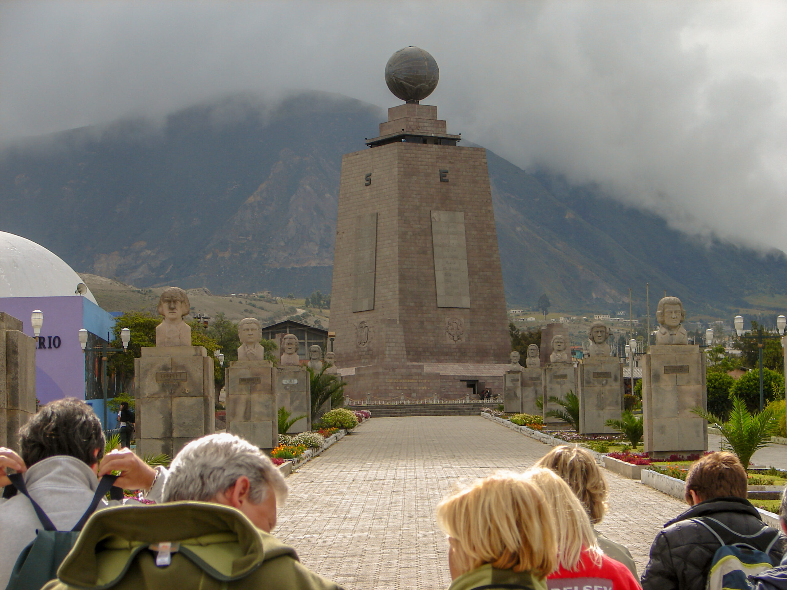 What are the neighborhoods to avoid in Quito and the safest places to stay