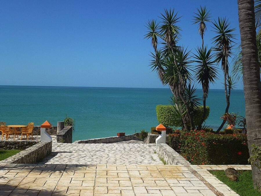 Plage front de mer dans la ville